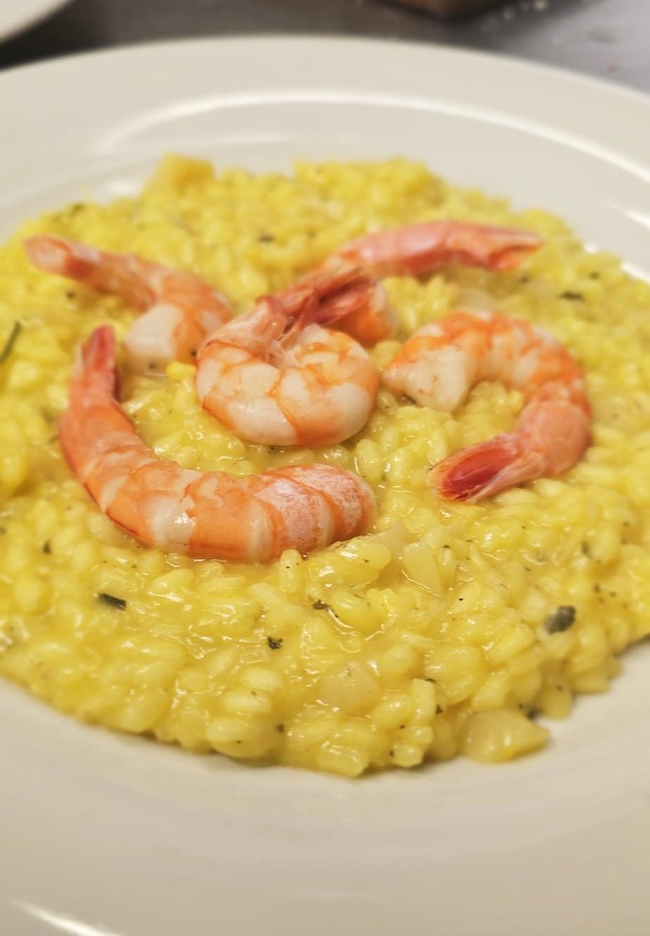 Risotto allo zafferano con gamberi dell'Osteria Bea Vita.